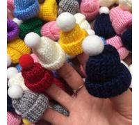 1/9 pièces Mini ornements de chapeau de Noël en fil tricoté - Décorations en tissu festives et vibrantes pour sapin de Noël, accessoires d'artisanat DIY, décoration suspendue pour les fêtes avec textu
