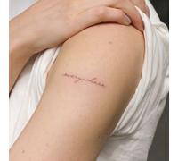 1 Pièce Autocollant De Tatouage Temporaire Imperméable À L'eau, Résistant À La Transpiration Et Exempte De Réflexions Avec Des Polices Artistiques De Style Européen Et Américain, Exprimant Des Phrases