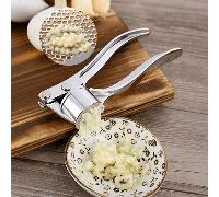 1 pièce Presse-ail en acier inoxydable argenté. Outil de cuisine multifonction qui hache l'ail et le gingembre, fonctionne comme casse-noix et ouvre-bouteille. Anti-rouille, compact, facile à nettoyer