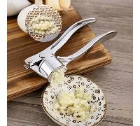 1 pièce Presse-ail manuel en acier inoxydable, presse-ail de cuisine multifonction, accessoire de cuisine. Peut également être utilisé comme casse-noix et râpe à gingembre multifonction. Équipé d'une