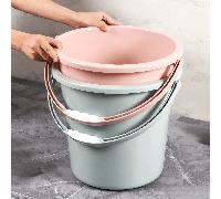 1 Seau d'eau grande capacité avec un couvercle anti-poussière assorti. La poignée du seau est équipée d'une prise antidérapante, ce qui le rend solide et durable. Il convient à divers scénarios tels q