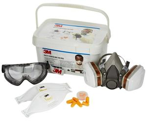 3M Safety Box 1000MCWE Contenu : 1 demi-masque 6200M, 2 filtres à gaz 6055 A2, 2 filtres à particules 5935 P3R, 2 x 501, 2 masques à particules 9322+, 8 bouchons d'oreille 1100, 1 paire de lunettes in