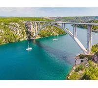 adrium Image composite en aluminium 50 x 40 cm : pont autoroute traverse la rivière avec de l'eau bleue. Temps d'été. Concept de vacances. Bateau dans la baie
