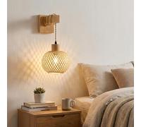 Alpinaluz Aplique Murale LUMA avec Support en Bois et Abat-jour en Rotin Suspendu, Base Métallique Effet Bois, Compatible Ampoule E27, Idéal pour Chambre et Salon