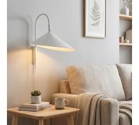 Alpinaluz Applique Murale E27 Blanche avec Prise et Bras Courbe Orientable | Abat-jour métallique asymétrique et bras pivotant pour lumière ciblée au chevet, chambre, salon, bureau et lecture