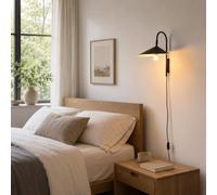 Alpinaluz Applique murale E27 noire orientable avec prise et interrupteur | Abat-jour métallique courbé et bras pivotant pour orienter la lumière: tête de lit, coin lecture, salon, chambre, bureau