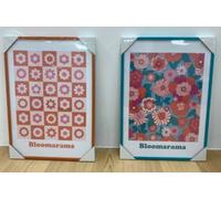 Atmosphera x Cha Cha Pop - Affiche Encadrée Bloomorama Bleue - 50 x 70 cm - Motif Floral Bleu et Rose - Décoration Murale Salon, Chambre