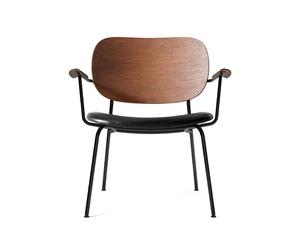 Audo Copenhagen Chaise lounge Co cuir dakar 0842 black. dossier et accoudoirs en chêne lasuré foncé. structure noire