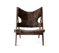Audo Copenhagen Chaise lounge Knitting peau de mouton curly root marron foncé. structure en chêne foncé lasuré