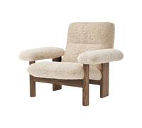 Audo Copenhagen Fauteuil Brasilia Walnut-Nature sheepskin curly