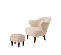 Audo Copenhagen Fauteuil et repose-pieds Ingeborg peau de mouton moonlight. repose-pieds inclus. pieds en chêne fumé