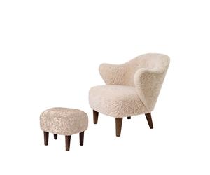 Audo Copenhagen Fauteuil et repose-pieds Ingeborg peau de mouton moonlight. repose-pieds inclus. pieds en chêne fumé
