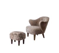Audo Copenhagen Fauteuil et repose-pieds Ingeborg peau de mouton sahara. repose-pieds inclus. pieds en chêne fumé