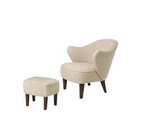 Audo Copenhagen Fauteuil et repose-pieds Ingeborg tissu sahcozero beige. repose-pieds inclus. pieds en chêne fumé