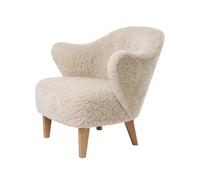 Audo Copenhagen Fauteuil Ingeborg peau de mouton moonlight. pieds en chêne nature