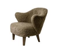 Audo Copenhagen Fauteuil Ingeborg peau de mouton sahara. pieds en chêne fumé
