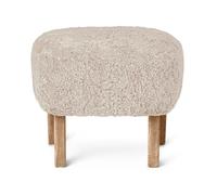Audo Copenhagen Pouf Ingeborg peau de mouton moonlight. pieds en chêne nature