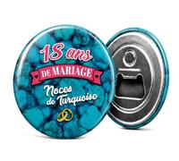 Badgmania Décapsuleur Aimanté 18 Ans de Mariage - Noces de Turquoise - Cadeau Homme Original Utile - Ouvre-Bouteille Magnet Frigo - Fabriqué en France - Ø 59 mm