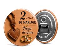 Badgmania Décapsuleur Aimanté 2 Ans de Mariage - Noces de Cuir - Cadeau Homme Élégant Ouvre-Bouteille - Ouvre-Bouteille Magnet Frigo - Fabriqué en France - Ø 59 mm
