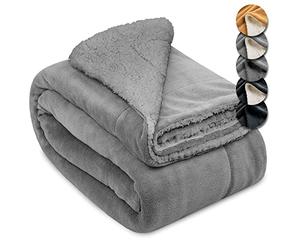 Beautissu Alina XXL Plaid Canape Grande Taille Sherpa 220x240 Gris Clair/Gris Clair - Doux Couverture Chaude pour l’Hiver Plaid Polaire Canapé Gros Couvre-Sofa avec Aspect de Fourrure d'agneau