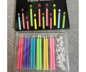 Bougies d'anniversaire multicolores en forme de flamme, couleurs des flammes et des bougies assorties, parfaites pour les photos d'anniversaire et de fête 12 piècesCire