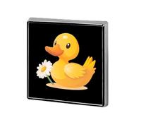Broche carrée en métal représentant un canard en caoutchouc jaune avec une marguerite (1,8 cm) | Broche pour chemise, sac à dos, veste, chapeau, manteau, sac, vêtements, bijoux et accessoires | Idée c