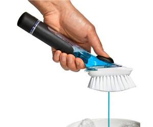 Brosse vaisselle à distributeur de savon dans le manche OXO