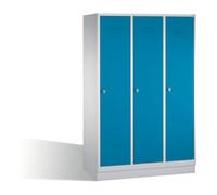 C + P Möbelsysteme C+P Vestiaire Classic sur socle, 3 compartiments, H1800×I1200×P500mm, façade bleu clair, corps gris clair Quantité:1