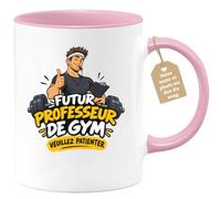Café-Croissant - Mug Futur Professeur De Gym Veuillez Patienter - Rose/Céra | Mug humoristique pour futur professionnel avec texte 'Futur Professeur De Gym veuillez patienter'.