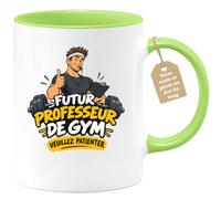 Café-Croissant - Mug Futur Professeur De Gym Veuillez Patienter - Vert/Céra | Mug humoristique pour futur professionnel avec texte 'Futur Professeur De Gym veuillez patienter'.