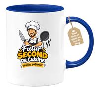 Café-Croissant - Mug Futur Second De Cuisine Veuillez Patienter - Bleu/Céra | Mug humoristique pour futur professionnel avec texte 'Futur Second De Cuisine veuillez patienter'.
