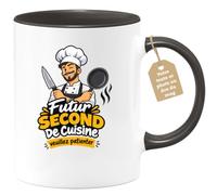 Café-Croissant - Mug Futur Second De Cuisine Veuillez Patienter - Noir/Céra | Mug humoristique pour futur professionnel avec texte 'Futur Second De Cuisine veuillez patienter'.