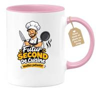 Café-Croissant - Mug Futur Second De Cuisine Veuillez Patienter - Rose/Céra | Mug humoristique pour futur professionnel avec texte 'Futur Second De Cuisine veuillez patienter'.