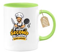 Café-Croissant - Mug Futur Second De Cuisine Veuillez Patienter - Vert/Céra | Mug humoristique pour futur professionnel avec texte 'Futur Second De Cuisine veuillez patienter'.