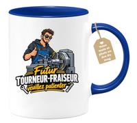 Café-Croissant - Mug Futur Tourneur Fraiseur Veuillez Patienter - Bleu/Céra | Mug humoristique pour futur professionnel avec texte 'Futur Tourneur-fraiseur veuillez patienter'.