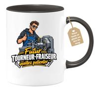 Café-Croissant - Mug Futur Tourneur Fraiseur Veuillez Patienter - Noir/Céra | Mug humoristique pour futur professionnel avec texte 'Futur Tourneur-fraiseur veuillez patienter'.