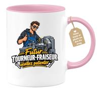 Café-Croissant - Mug Futur Tourneur Fraiseur Veuillez Patienter - Rose/Céra | Mug humoristique pour futur professionnel avec texte 'Futur Tourneur-fraiseur veuillez patienter'.