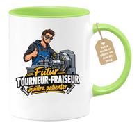 Café-Croissant - Mug Futur Tourneur Fraiseur Veuillez Patienter - Vert/Céra | Mug humoristique pour futur professionnel avec texte 'Futur Tourneur-fraiseur veuillez patienter'.