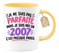 Café-Croissant - Mug Née En 2007 Humour Anniversaire - Jaune/Céramique | Mug d'anniversaire pour ceux nés en 2007. Idée cadeau unique pour célébrer leur année de naissance avec humour.
