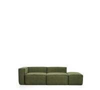 Canapé 3 places Blok avec accoudoir gauche et pouf latéral en velours côtelé vert épais, 270 cm. Crédit FSC Mix.