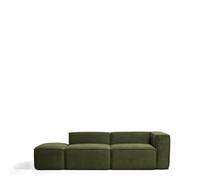 Canapé 3 places Blok avec accoudoir gauche et pouf latéral en velours côtelé vert épais, 270 cm. Crédit FSC Mix.