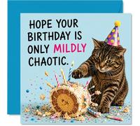 Carte d'anniversaire ludique - Chaos and Cake Collide - Chat tigré dans un chapeau de fête causant un chaos d'anniversaire - Amusant léger pour une célébration sans soucis - Carré de 145 mm, enveloppe