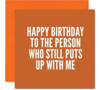 Carte d'anniversaire ludique - Still Putting Up with Me - Typographie orange et blanche avec un message taquinant - Design minimaliste pour un bon rire - Carré de 145 mm, enveloppe incluse