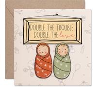 Carte de naissance ludique - Double the Giggles, Double the Love - Illustration de jumeaux mignons avec panneau à suspendre ludique - Carré de 145 mm, enveloppe incluse