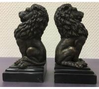 Casa Padrino Serre-livres de luxe Lot de 2 lions en bronze 9 x 9 x H. 19 cm - Figurines décoratives en bronze avec socle en marbre