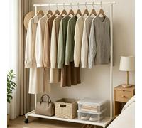 Ce porte-manteau mobile sur pied, équipé de roulettes, est un cintre vertical autoportant au style minimaliste moderne, idéal pour une utilisation intérieure et extérieure. Sa structure renforcée à un