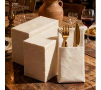 Cet ensemble de serviettes blanches à motifs comprend 200/100 serviettes avec poches à ustensiles intégrées, parfait pour une utilisation lors de mariages. Les serviettes sont blanches avec une textur