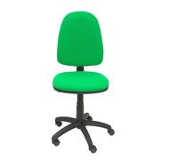 Chaise de bureau Aýna avec mécanisme Contact permanent de base, rembourrée de tissu vert. Équipée d'une base en polyamide noir, sans accoudoirs et de roulettes en nylon de 50 mm.
