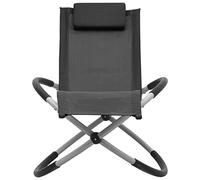 Chaise longue géométrique en acier revêtu par pulvérisation noire, avec tissu en textilène imperméable et coussin, pliable pour un rangement peu encombrant en extérieur.