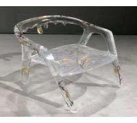 Chaise résine époxy et a un design intéressant avec des éléments naturels.